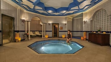 Salas para tratamentos a dois, sauna seca, banheira de hidromassagem