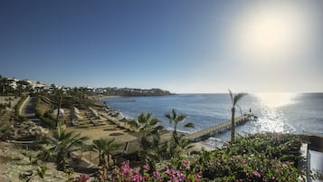 Plage, cabines gratuites, chaises longues, parasols