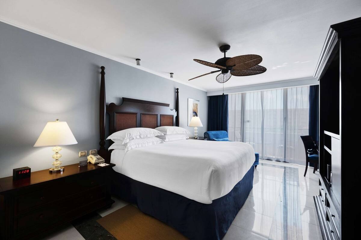 Phòng Cao cấp, quang cảnh biển (Royal Level) | Minibar với thức uống miễn phí, bàn, bàn ủi/dụng cụ ủi quần áo 