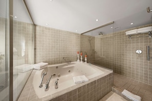 Combined shower/tub, eco-friendly toiletries, hair dryer, towels