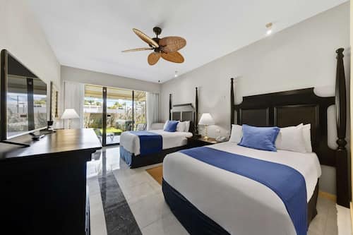 Minibar con artículos gratuitos y escritorio