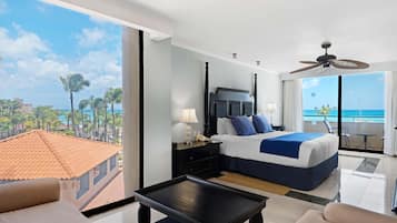 Minibar con artículos gratuitos y escritorio