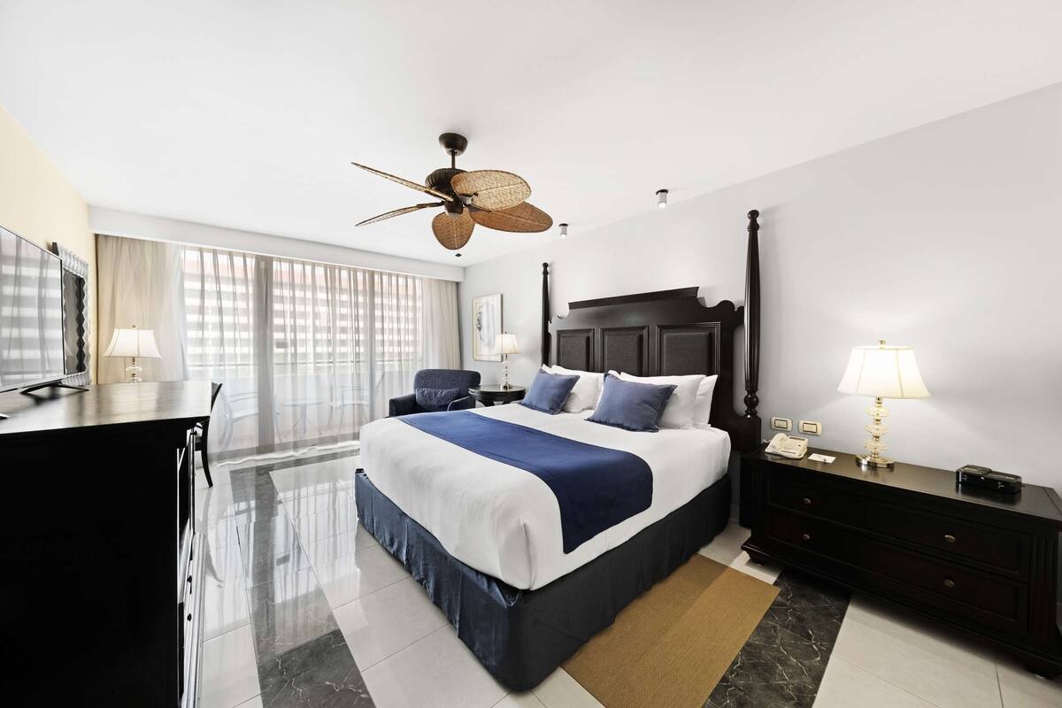Phòng Deluxe, quang cảnh biển (Pool) | Minibar với thức uống miễn phí, bàn, bàn ủi/dụng cụ ủi quần áo 