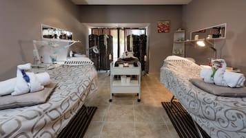 Sauna, tina de hidromasaje, tratamientos corporales y aromaterapia