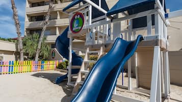 Plage, sable blanc, chaises longues, parasols
