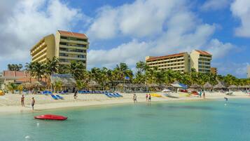 Am Strand, weißer Sandstrand, Liegestühle, Sonnenschirme