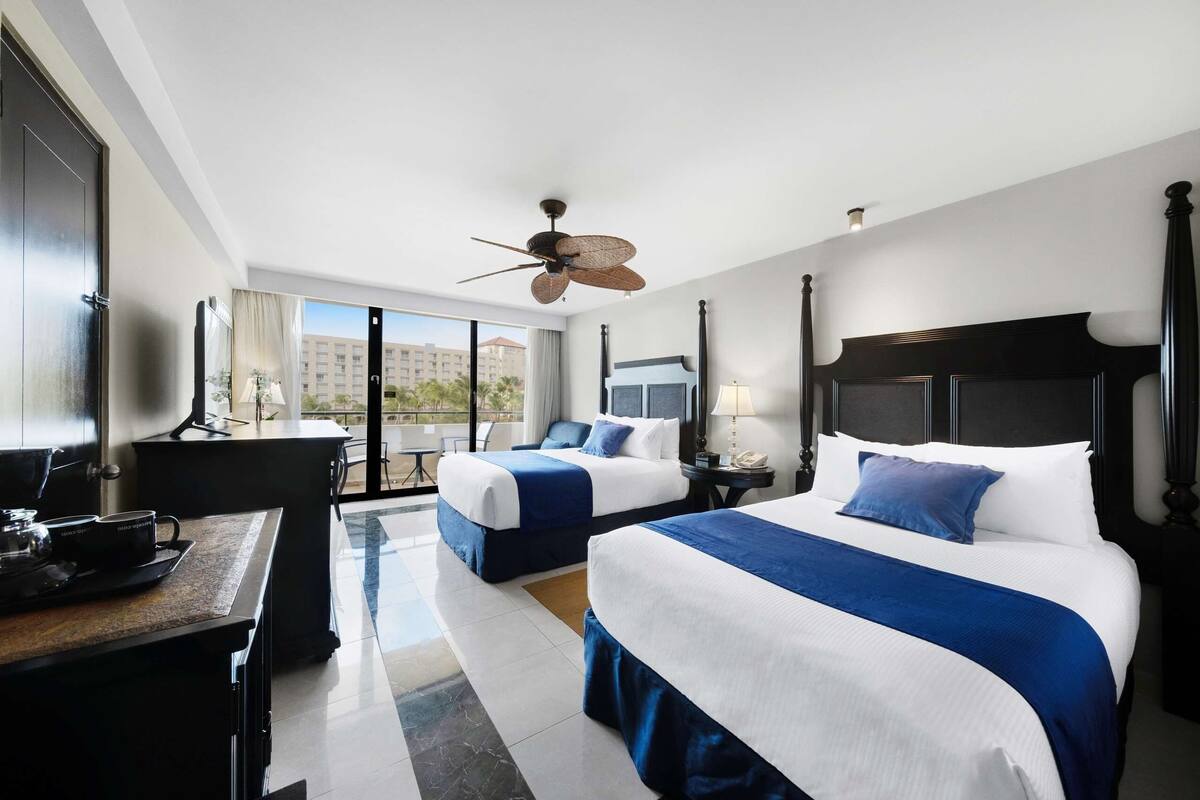 Phòng Deluxe, quang cảnh biển | Minibar với thức uống miễn phí, bàn, bàn ủi/dụng cụ ủi quần áo 