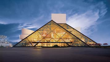Un edificio de arquitectura moderna con fachada triangular y un amplio ventanal de vidrio.