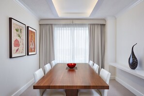 Hypo-allergenic bedding, in-room safe, desk, laptop workspace - InterContinental Suites Hotel Cleveland by IHG (Cleveland)