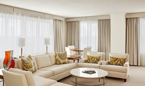 Hypo-allergenic bedding, in-room safe, desk, laptop workspace
