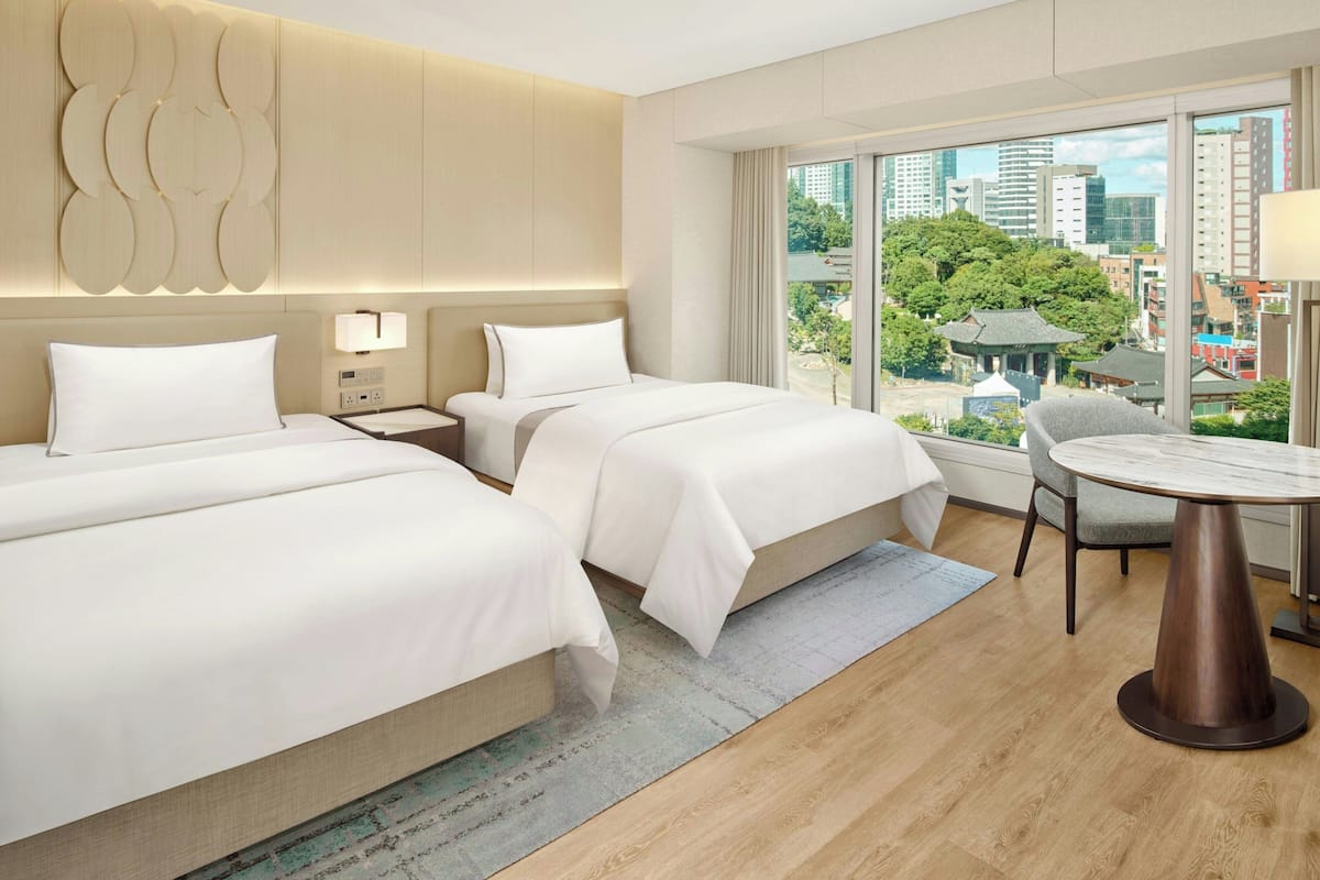 Phòng, 2 giường đôi | Bộ đồ giường cao cấp, chăn bông, nệm có lớp đệm bông, minibar