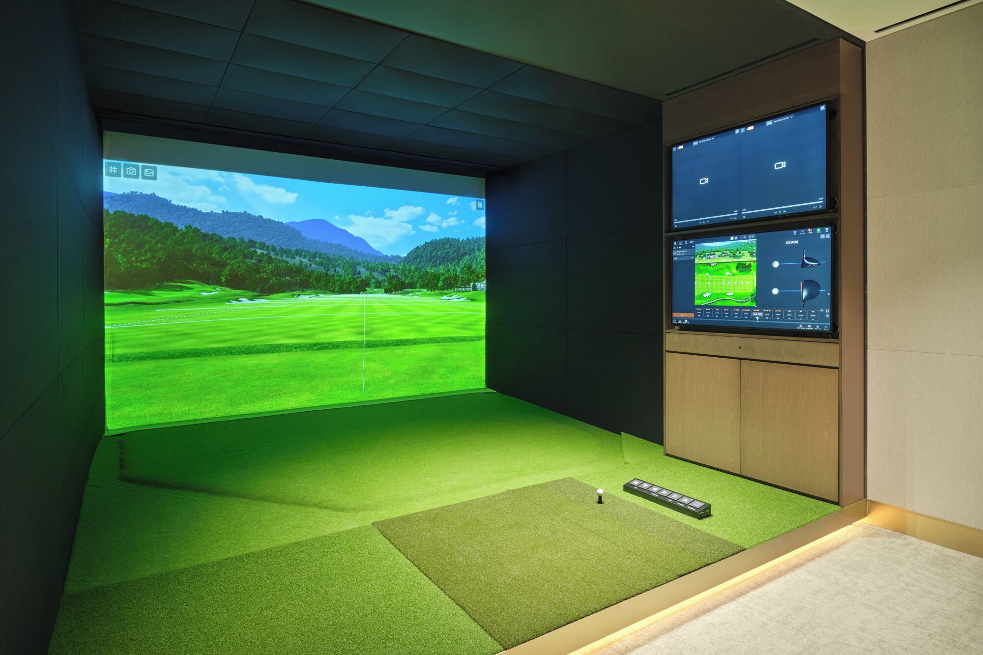 Indoor golf driving range
