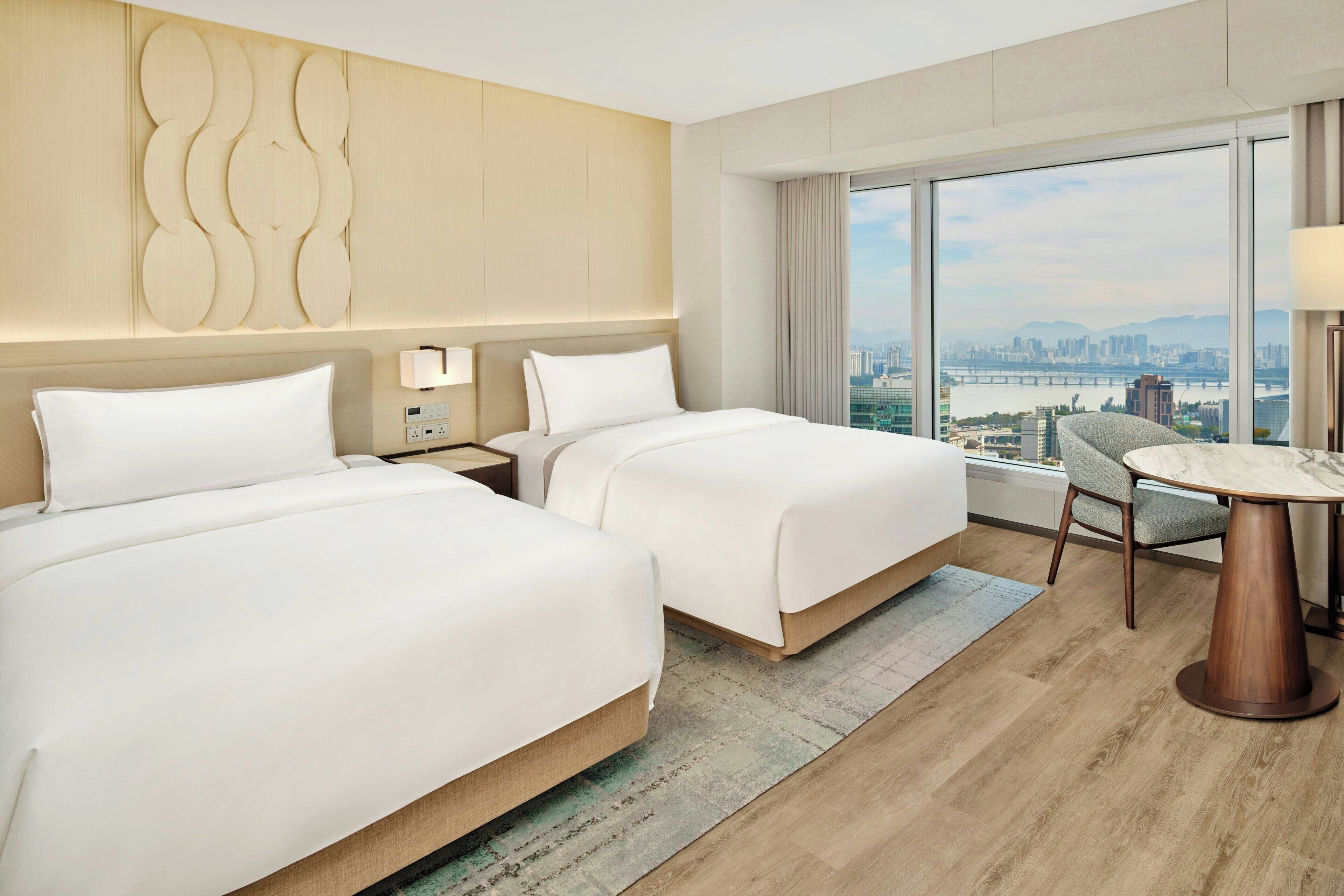 Rom – club, 2 dobbeltsenger | Sengetøy av topp kvalitet, dundyner, senger med overmadrass og minibar