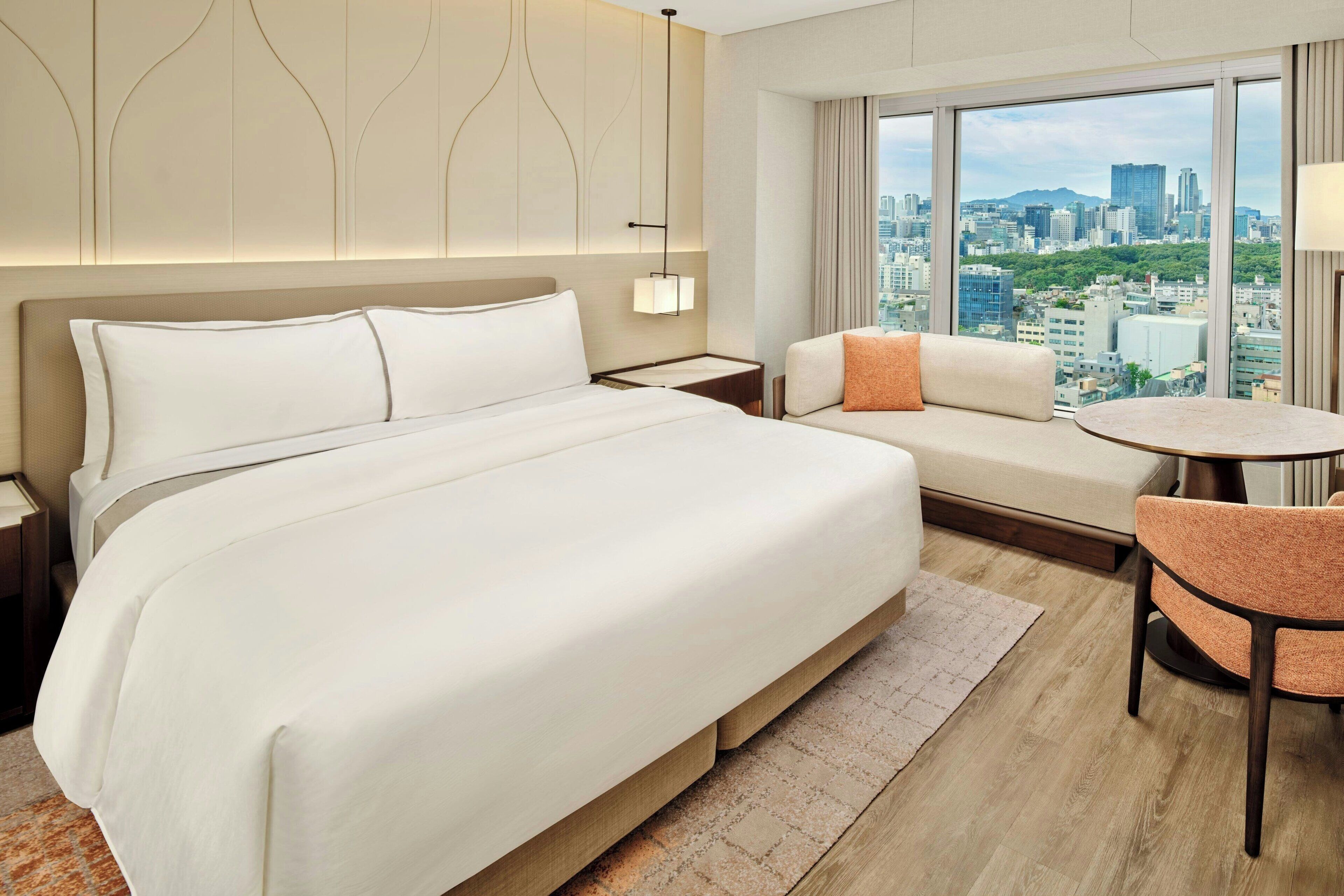 Rom, 1 kingsize-seng | Sengetøy av topp kvalitet, dundyner, senger med overmadrass og minibar