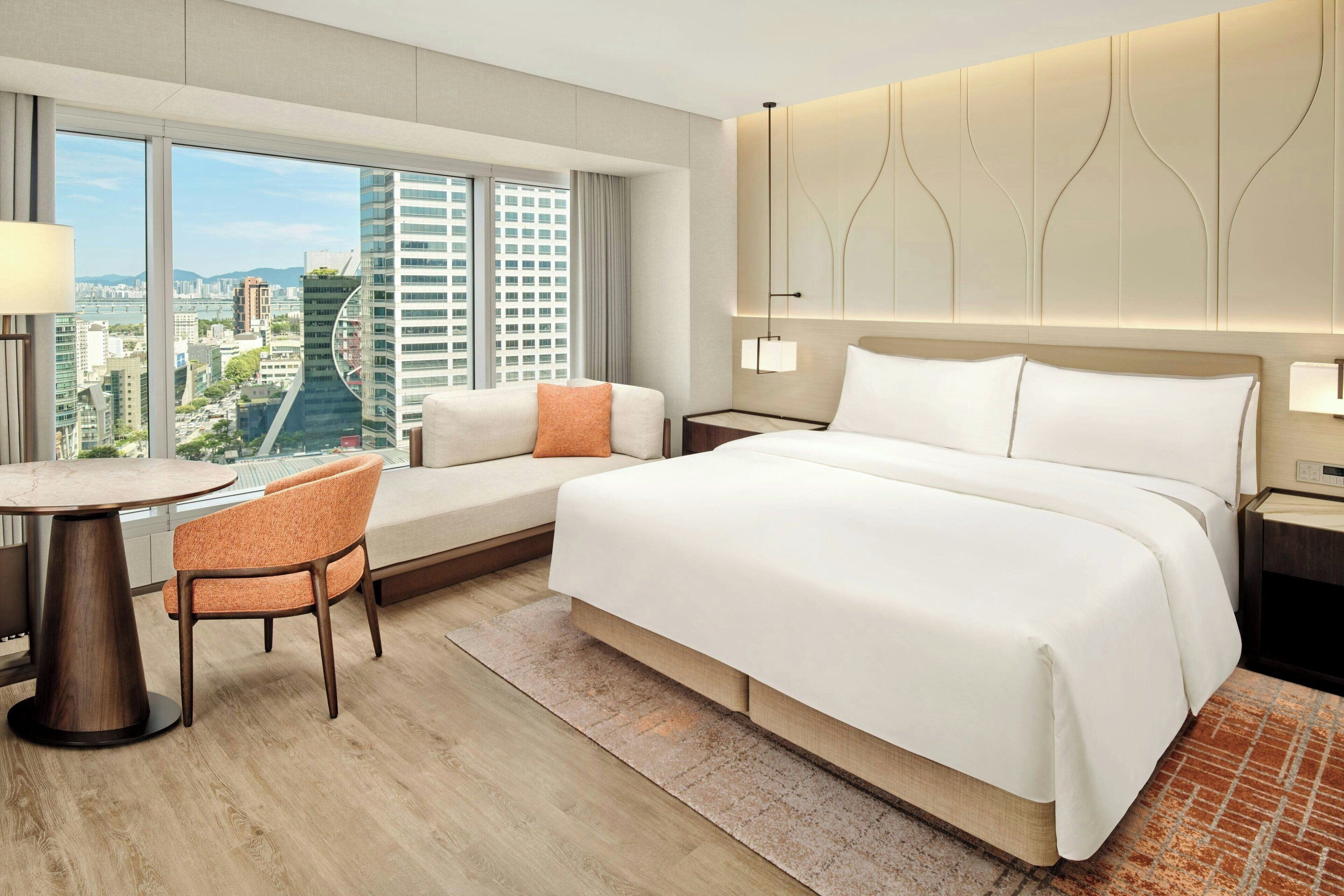 Rom – club, 1 kingsize-seng | Sengetøy av topp kvalitet, dundyner, senger med overmadrass og minibar