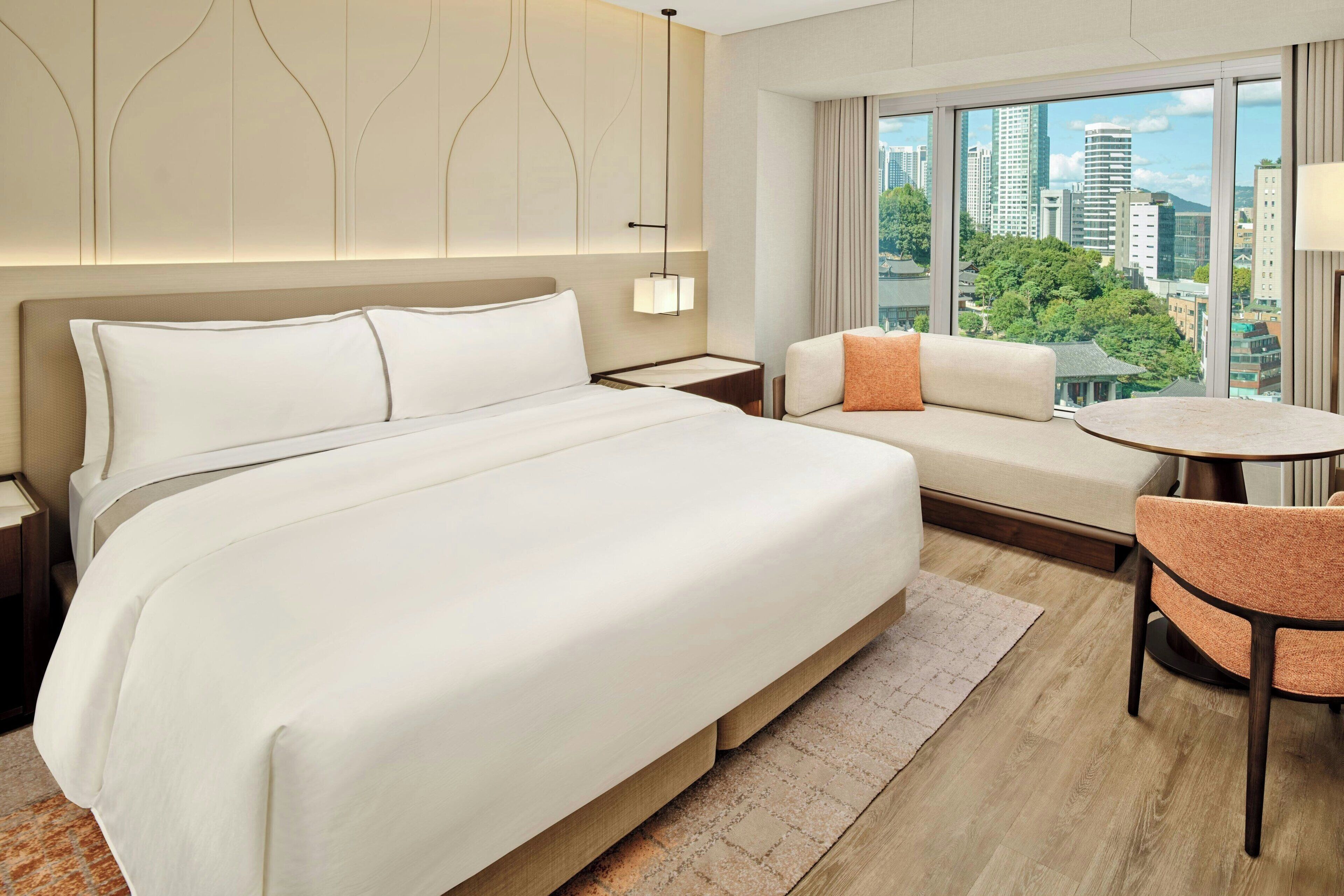 Rom, 1 kingsize-seng | Sengetøy av topp kvalitet, dundyner, senger med overmadrass og minibar