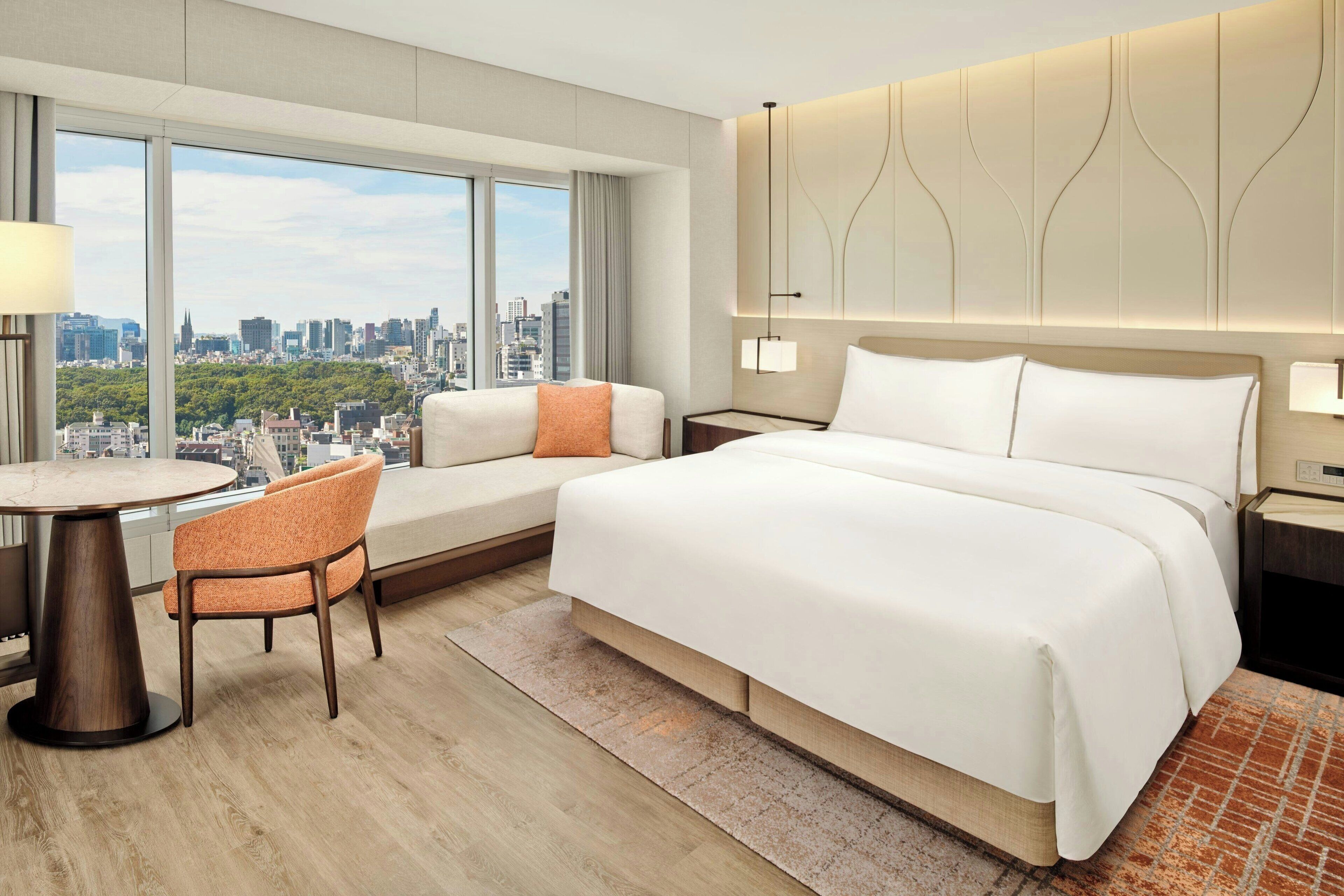 Rom, 1 kingsize-seng | Sengetøy av topp kvalitet, dundyner, senger med overmadrass og minibar