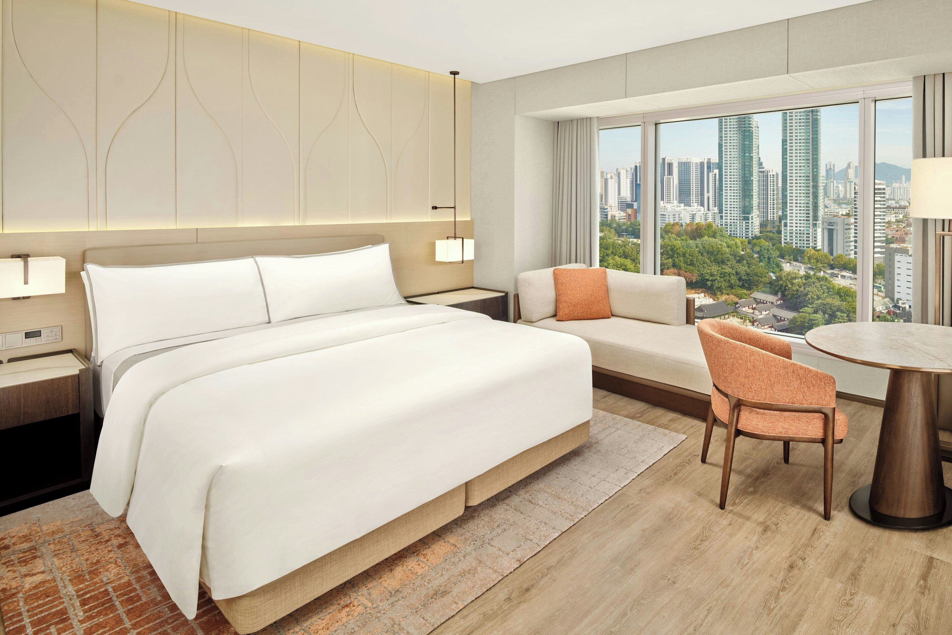 Rom, 1 kingsize-seng | Sengetøy av topp kvalitet, dundyner, senger med overmadrass og minibar