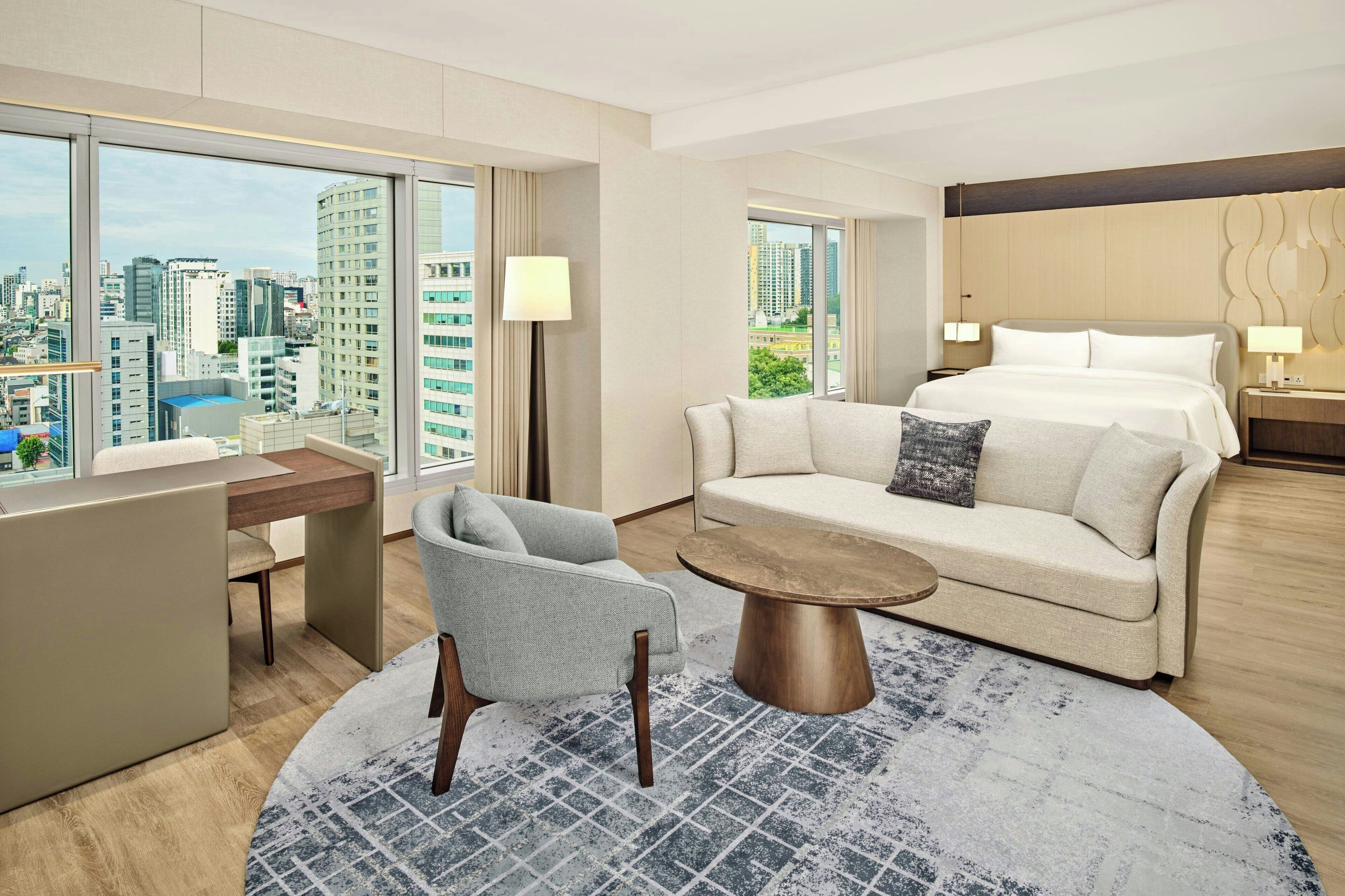 Studiosuite – club, 1 kingsize-seng | Sengetøy av topp kvalitet, dundyner, senger med overmadrass og minibar