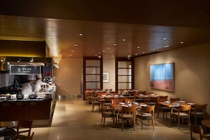 Desayuno buffet diario (KRW 60000 por persona)