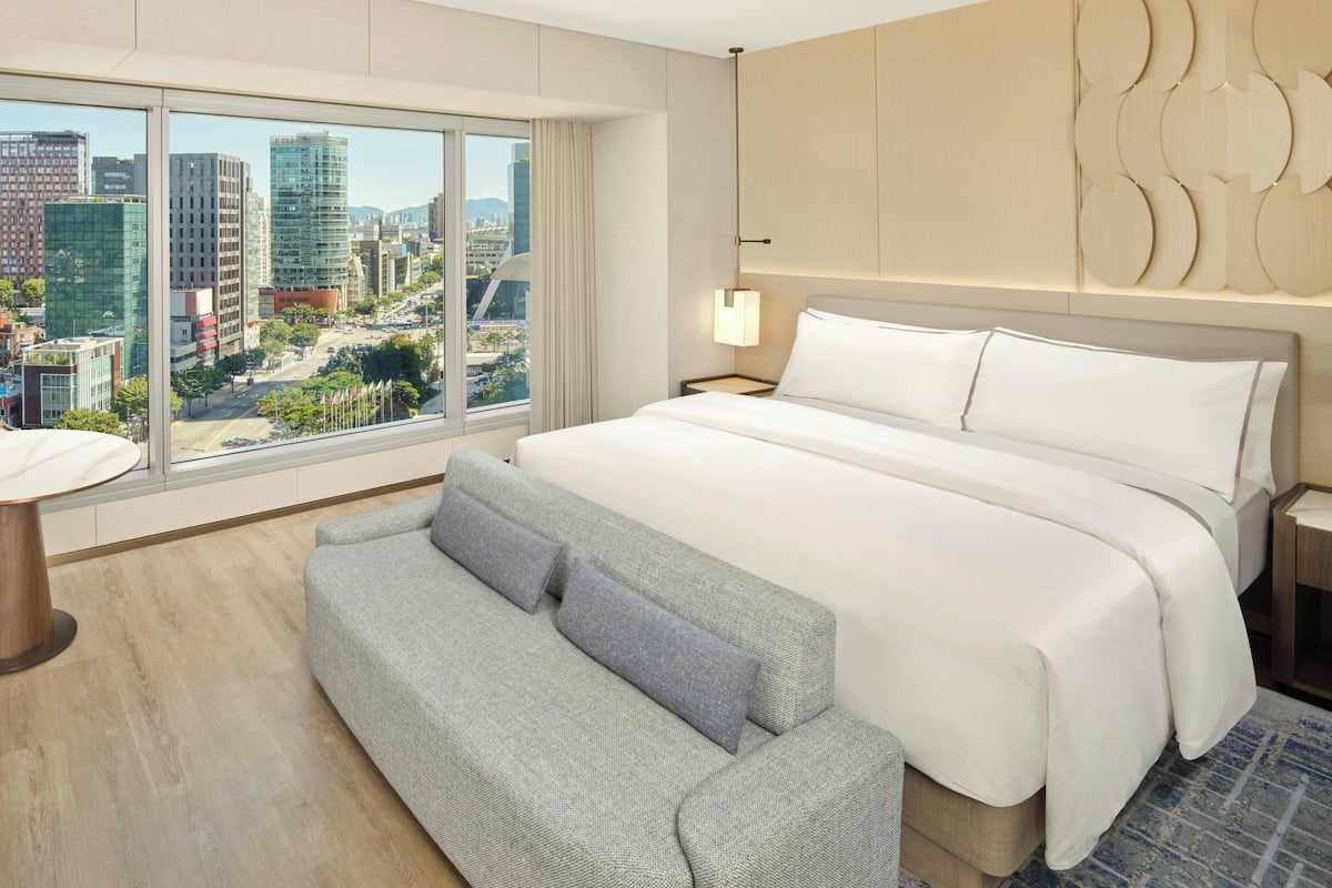 Club Suite, 1 Katil Raja (King), Corner | Peralatan tempat tidur premium, gebar bulu kapas, tilam berlapik