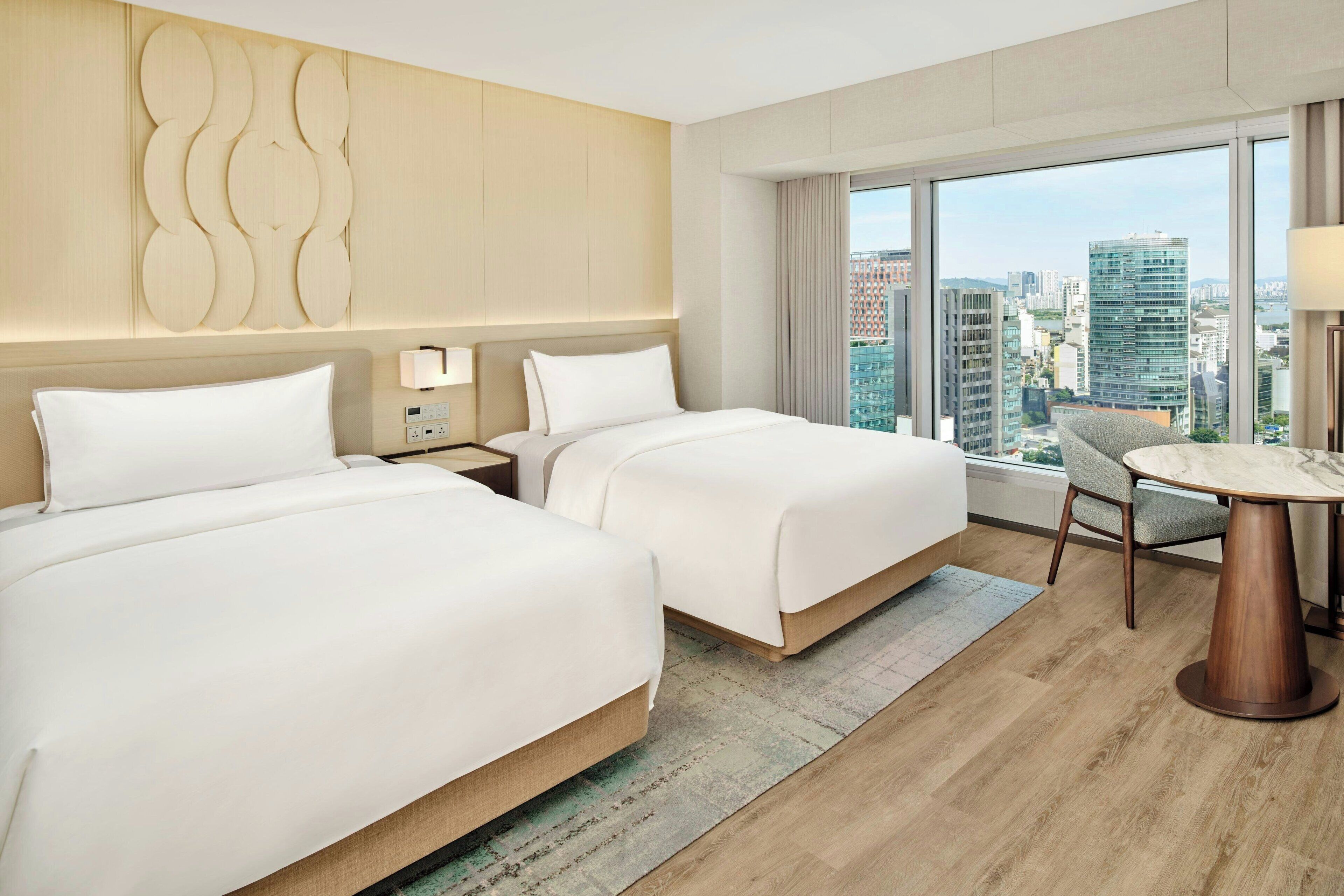 Rom, 2 dobbeltsenger | Sengetøy av topp kvalitet, dundyner, senger med overmadrass og minibar