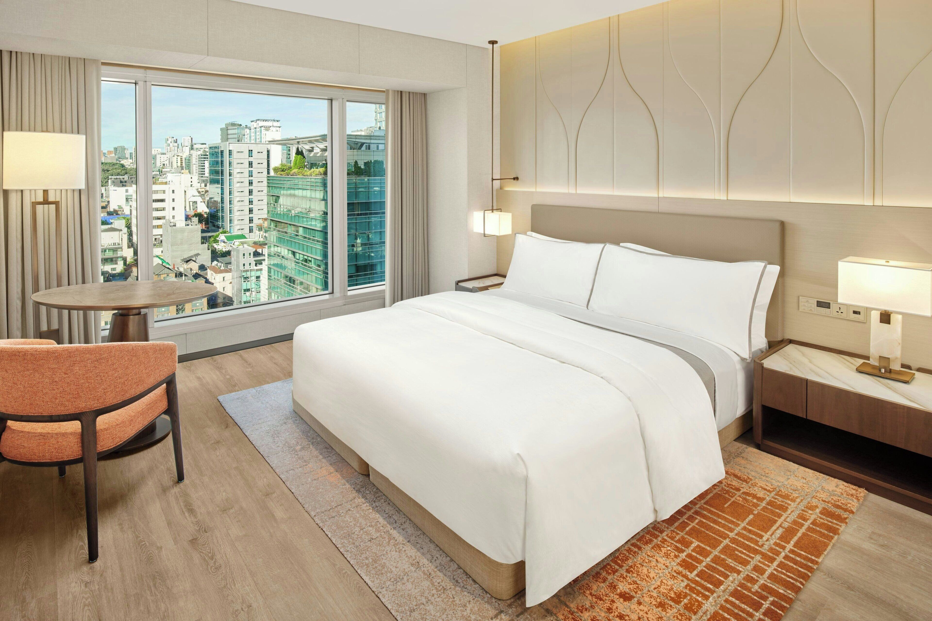 Rom, 1 kingsize-seng | Sengetøy av topp kvalitet, dundyner, senger med overmadrass og minibar