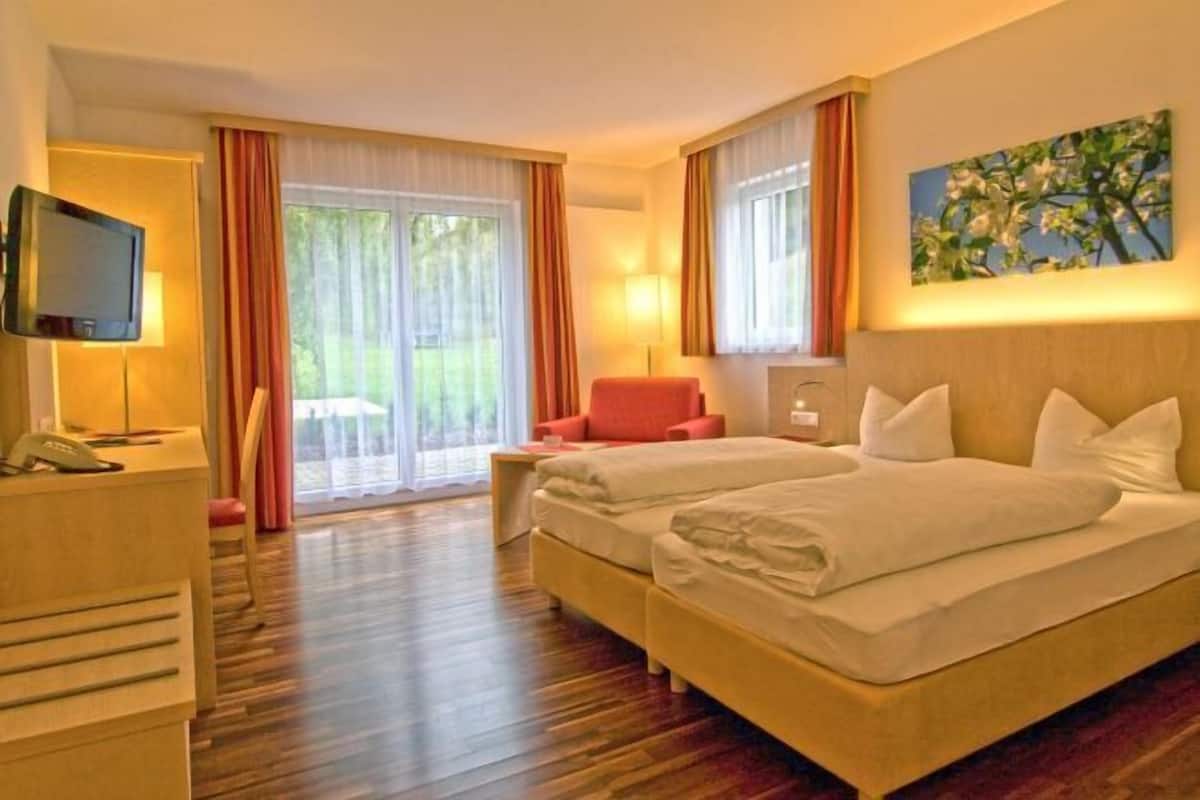 Luxe beddengoed, een kluis op de kamer, een bureau, een laptopwerkplek