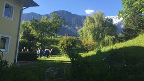 Un immeuble doté d’un jardin et offrant une vue sur la montagne.