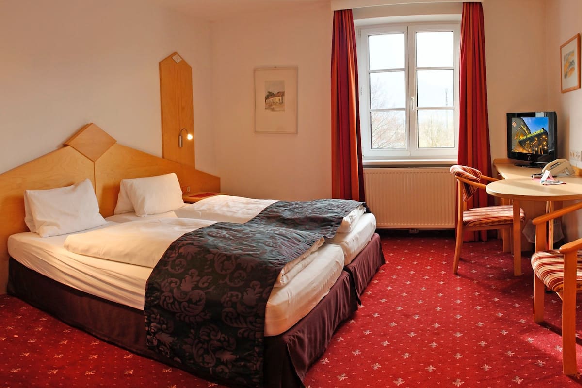 Luxe beddengoed, een kluis op de kamer, een bureau, een laptopwerkplek