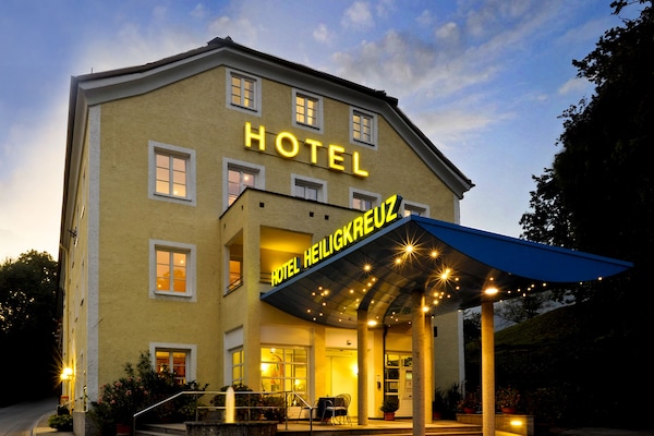 住宿正面 - 傍晚/夜晚