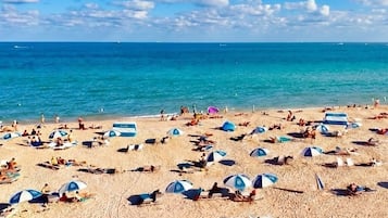 Plage, sable blanc, cabines (en supplément), chaises longues