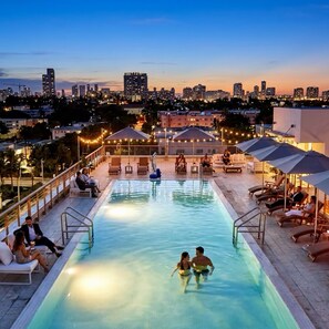 2 outdoor pools, pool umbrellas, pool loungers - The Betsy - South Beach (Miami Beach)