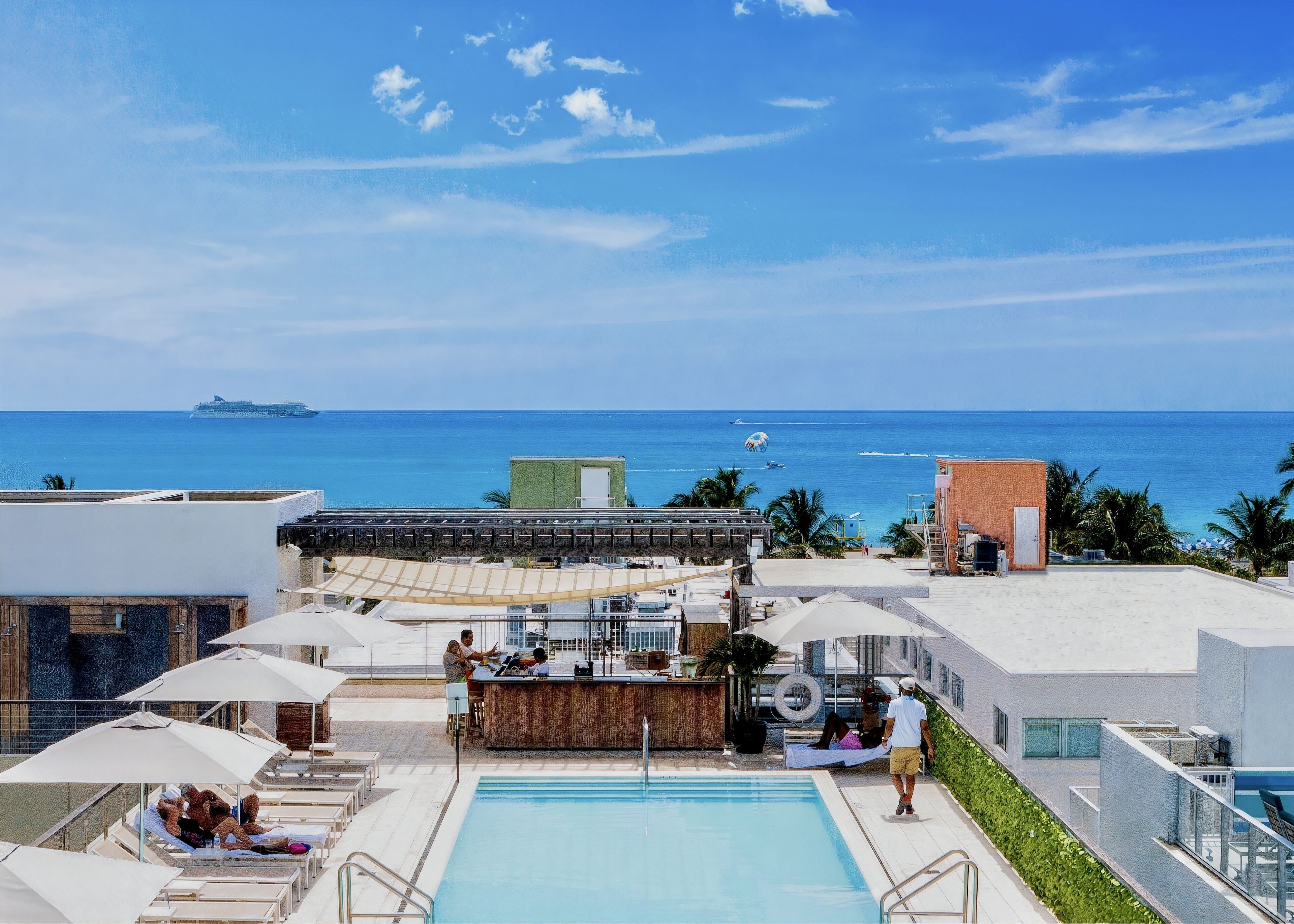 2 utendørsbassenger, bassengparasoller og solsenger