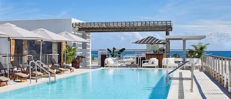 2 piscines extérieures, parasols de plage, chaises longues