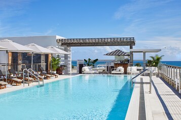 2 piscines extérieures, parasols, chaises longues