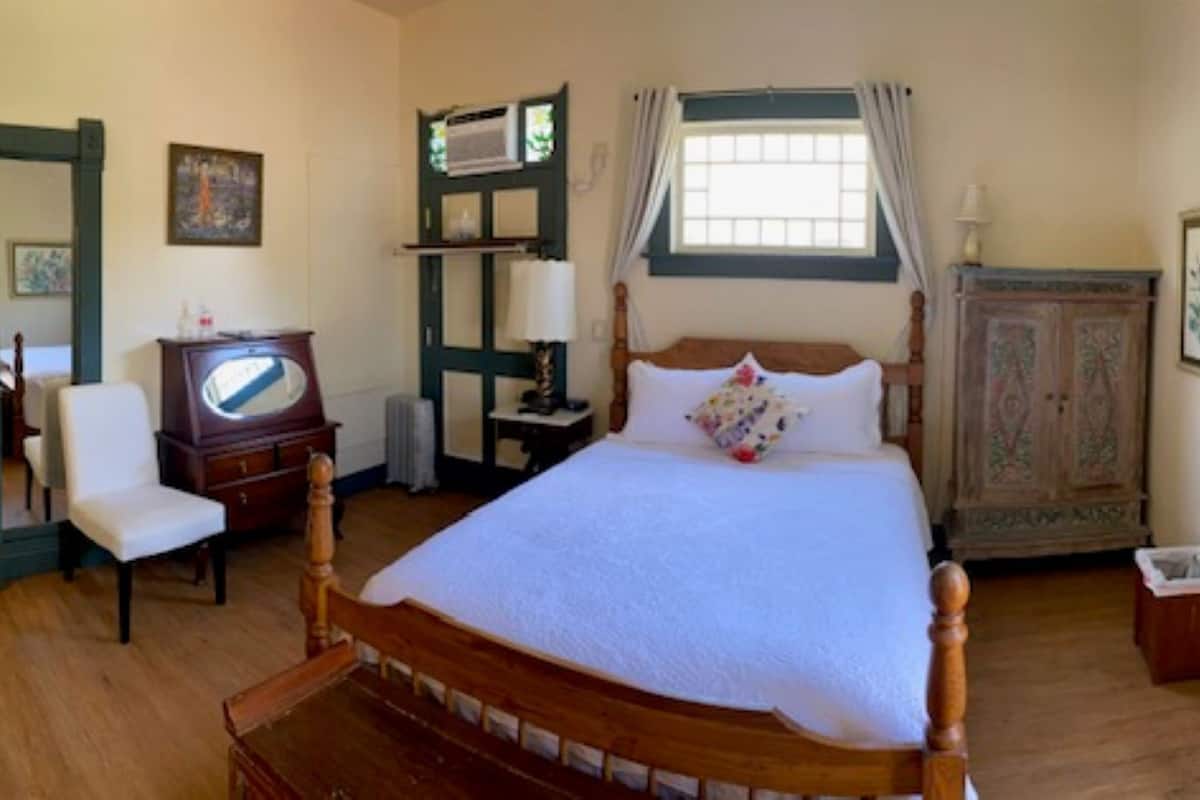 1 habitación, tabla de planchar con plancha, wifi gratis y ropa de cama