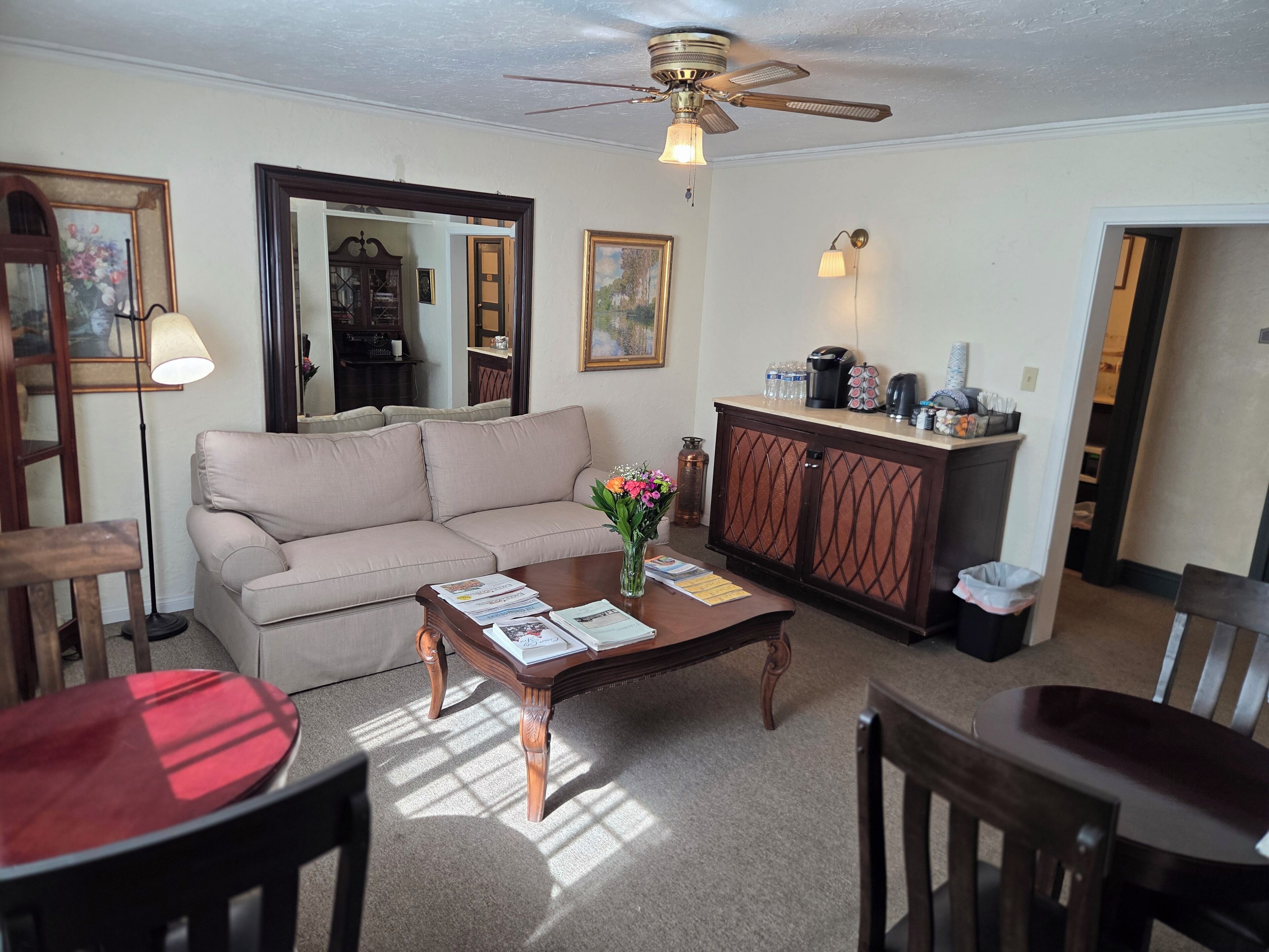 朝食 (コンチネンタル ブレックファスト)、毎日提供 (無料)