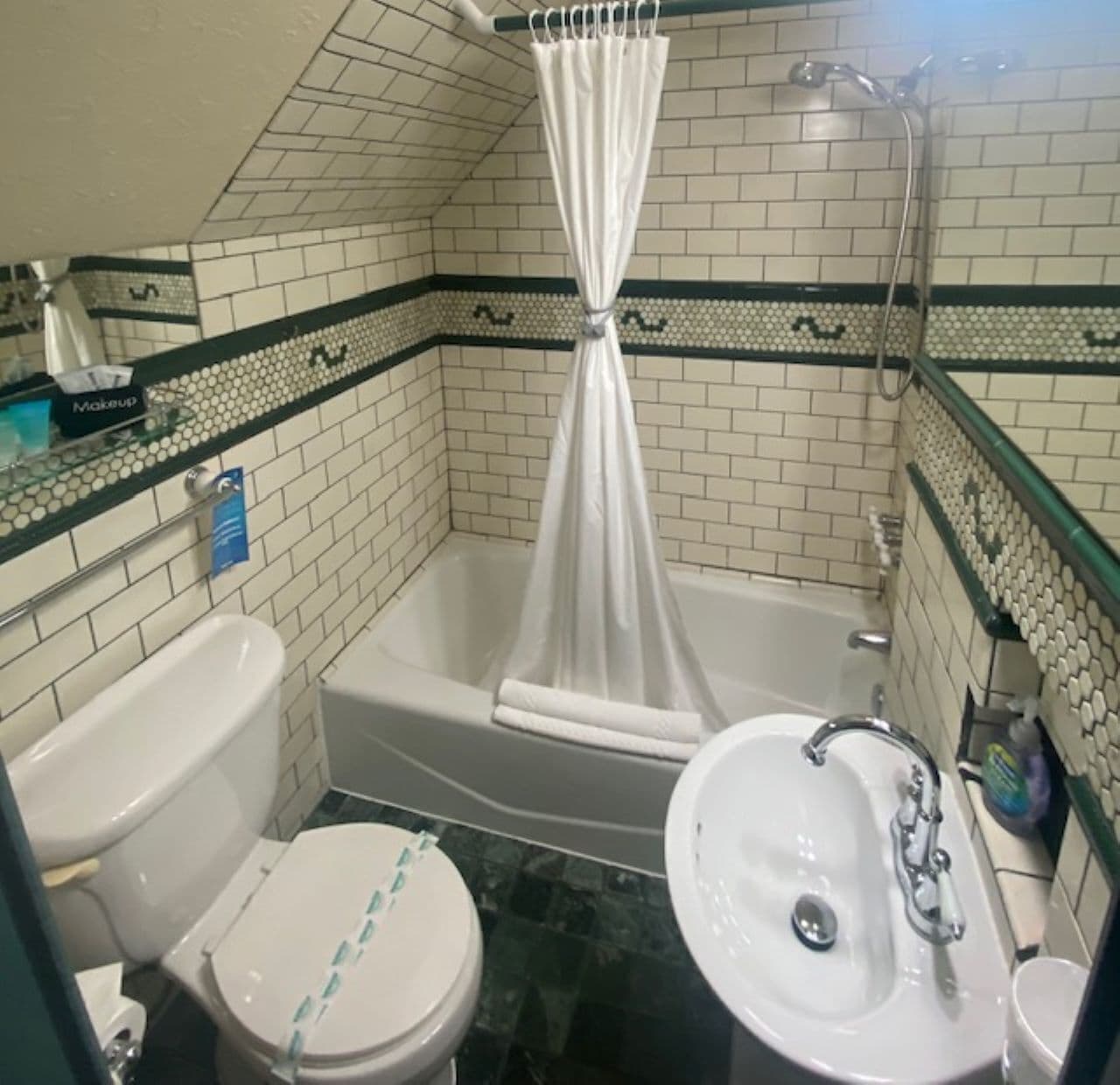 basic room, 1 double bed (room 8) | bathroom | free toiletries, hair dryer, towels