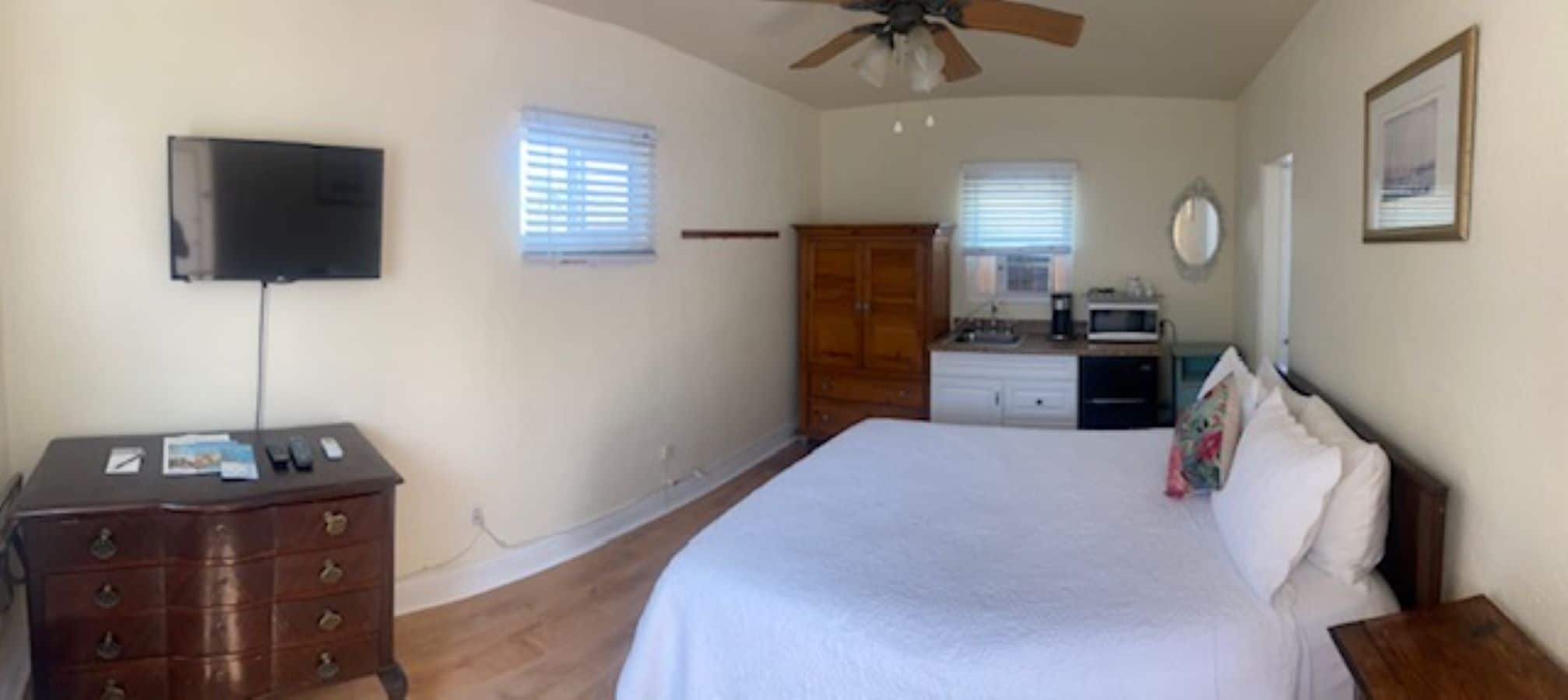 standard studio, 1 queen bed | iron/ironing board, free wifi, bed sheets