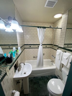 Chambre, 1 lit double (Room 9) | Salle de bain | Articles de toilette gratuits, sèche-cheveux, serviettes fournies