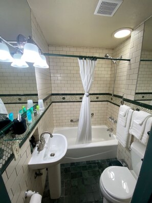 Perushuone, 1 parisänky (Room 9) | Kylpyhuone | Ilmaiset hygieniatuotteet, hiustenkuivaaja, pyyhkeet