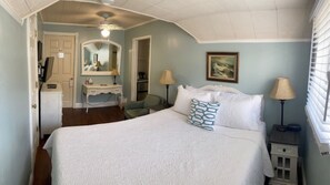 Habitación básica, 1 cama matrimonial (Room 8) | Tabla de planchar con plancha, wifi gratis y ropa de cama