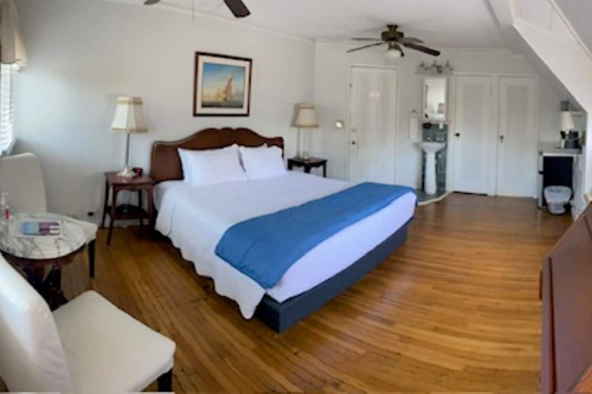 1 habitación, tabla de planchar con plancha, wifi gratis y ropa de cama
