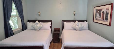 Habitación doble estándar, 2 camas matrimoniales | Tabla de planchar con plancha, wifi gratis y ropa de cama