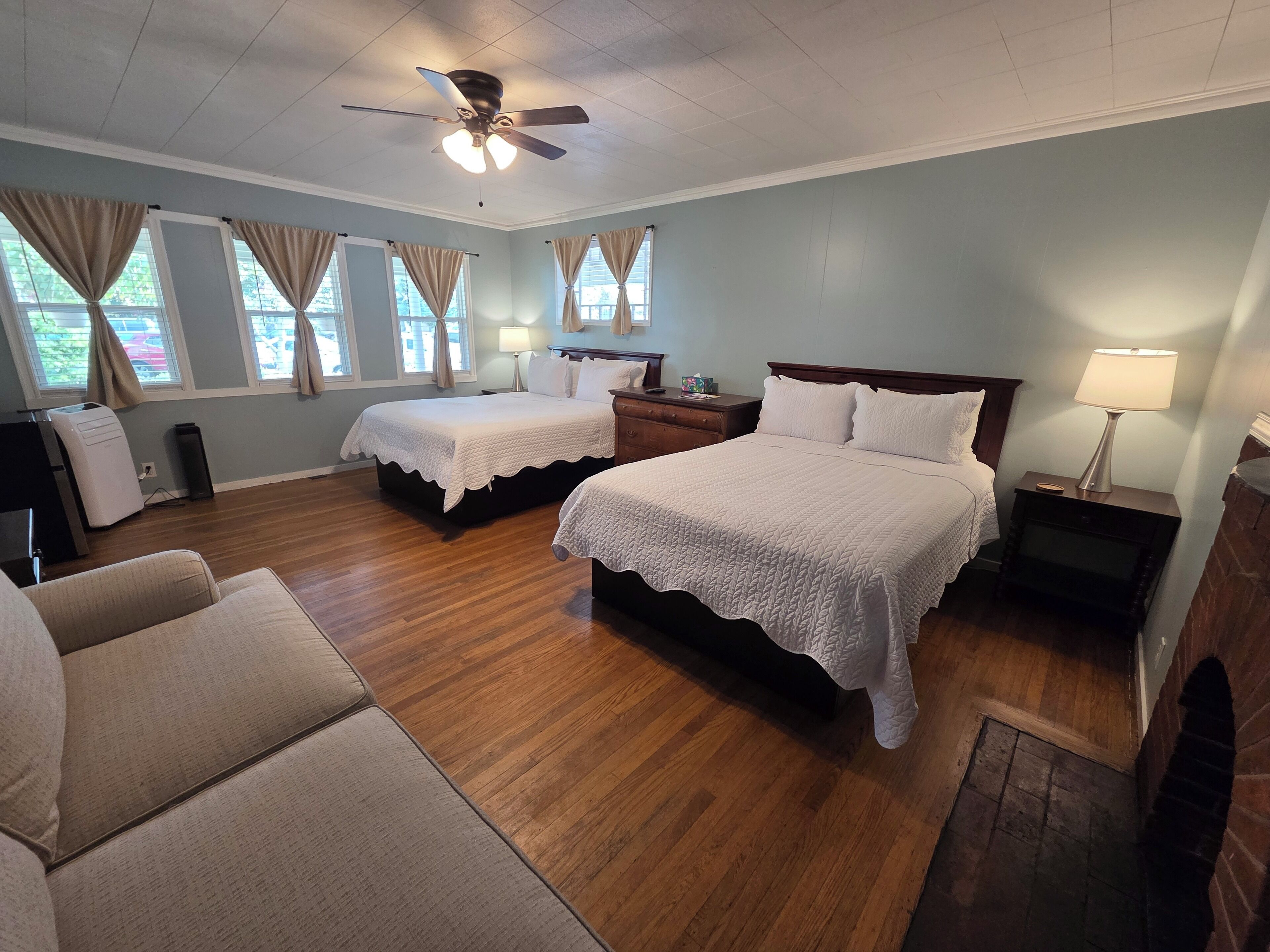 Comfort-rum - 2 queensize-sängar (Room 12) | Strykjärn/strykbräda, gratis wi-fi och sängkläder