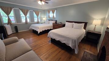 Kamar Comfort, 2 Tempat Tidur Queen (Room 12) | Setrika/meja setrika, Wi-Fi gratis, dan seprai linen