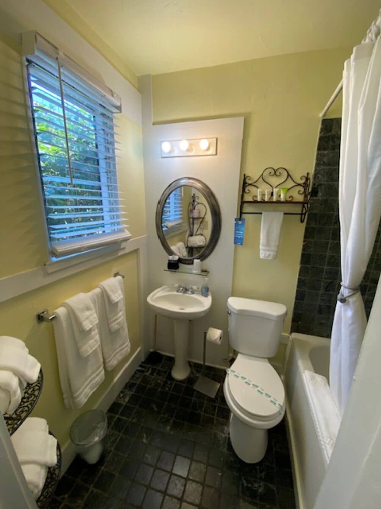 standard room, 1 bedroom | bathroom | free toiletries, hair dryer, towels