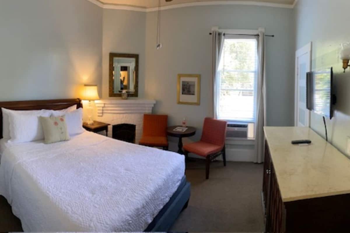 1 habitación, tabla de planchar con plancha, wifi gratis y ropa de cama