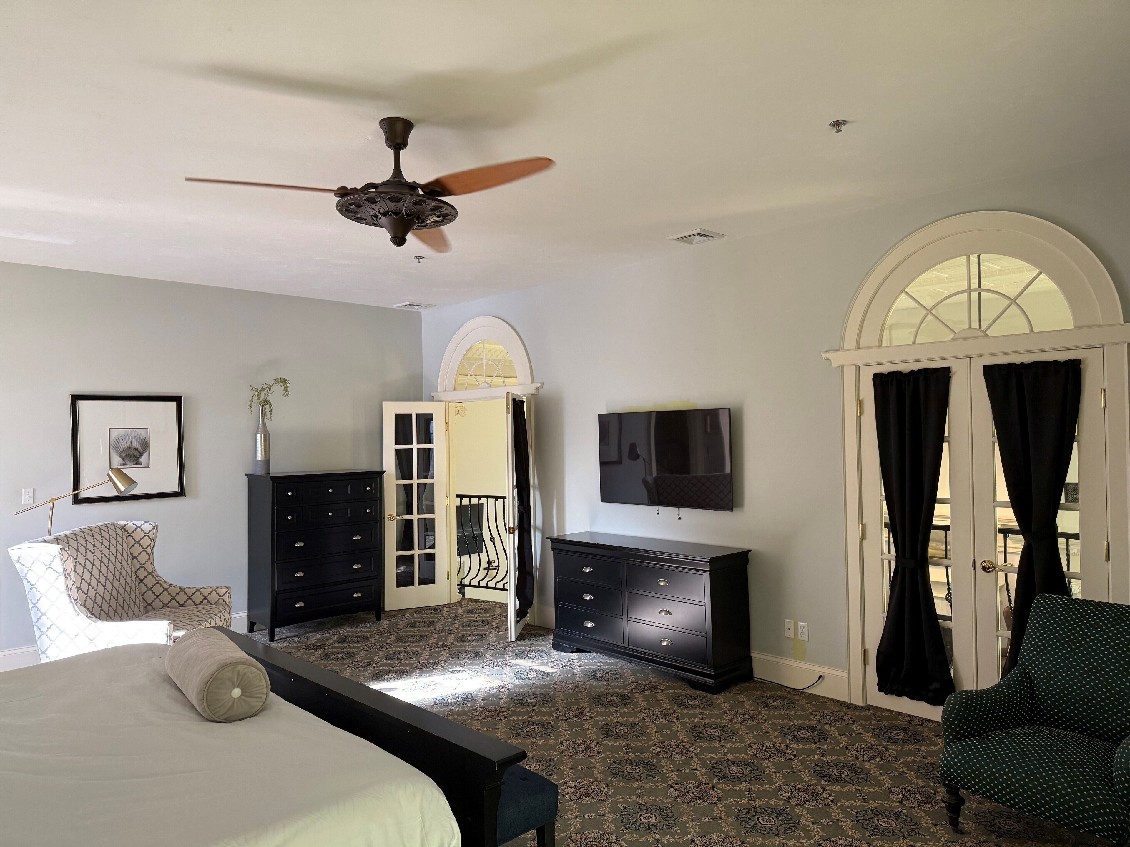 Luksus-enkeltrom, 1 kingsize-seng | Sengetøy av topp kvalitet, dundyner og individuelt dekorert